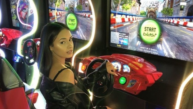 Araba yarış oyunlarını seven kızlar için ölünür mü?