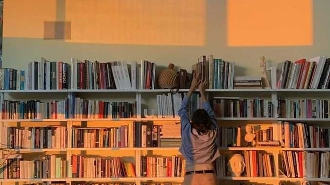 Bir duvarı tamamen kitaplık yapmak güzel duruyor mu?
