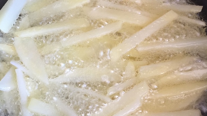 Patates kızartması akşam yemeğinde hangi sıfatla yer alıyor?
