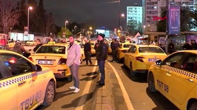 UEFA, İstanbula gelecek taraftarları taksiye binmemeleri yönünde uyardı! Sizce UEFA haklı mı?