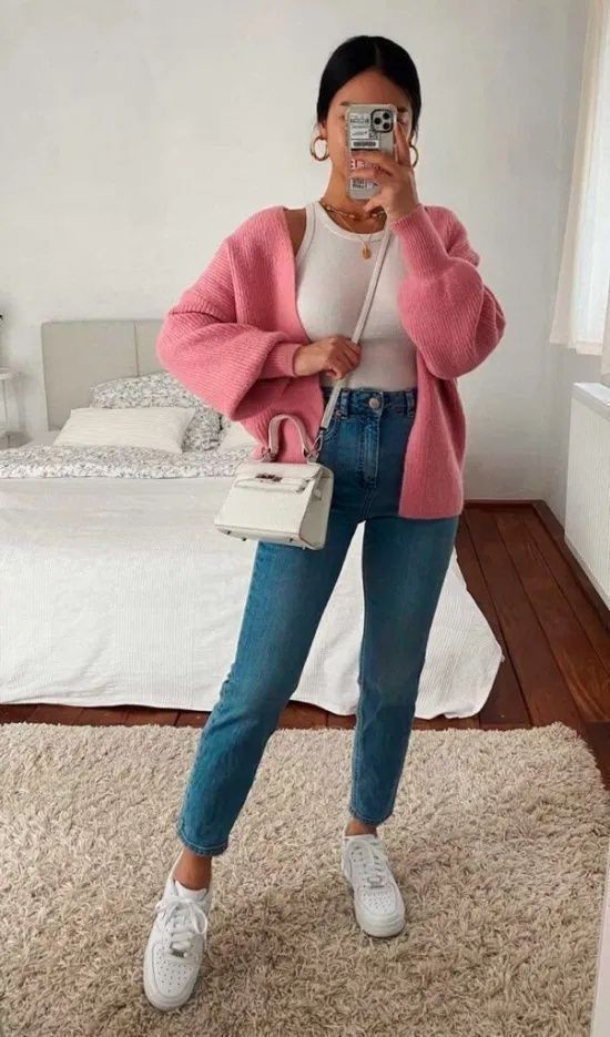 18 yaşındayım kombinim güzel mi, bana ne tür giysiler önerirsiniz?