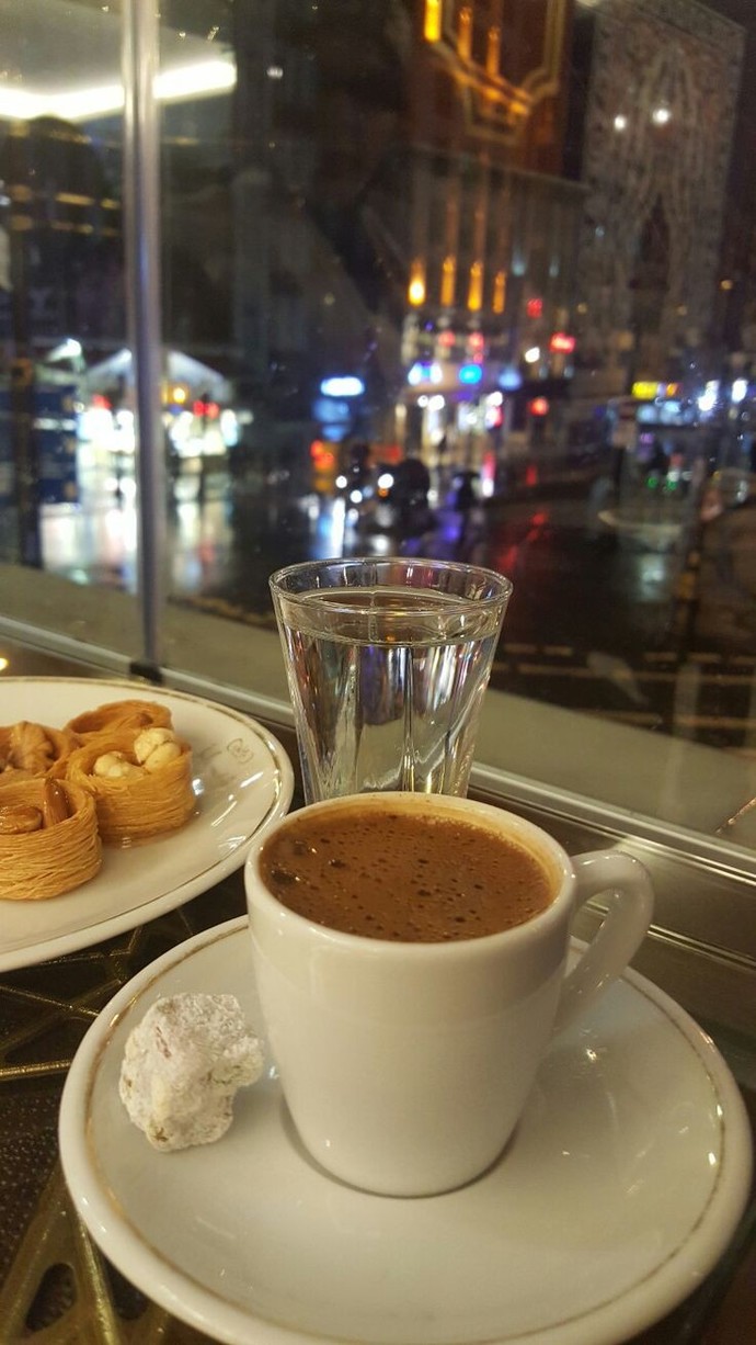 Gece yarısı içilen Türk kahvesi şekerli mi, sade mi olmalı?