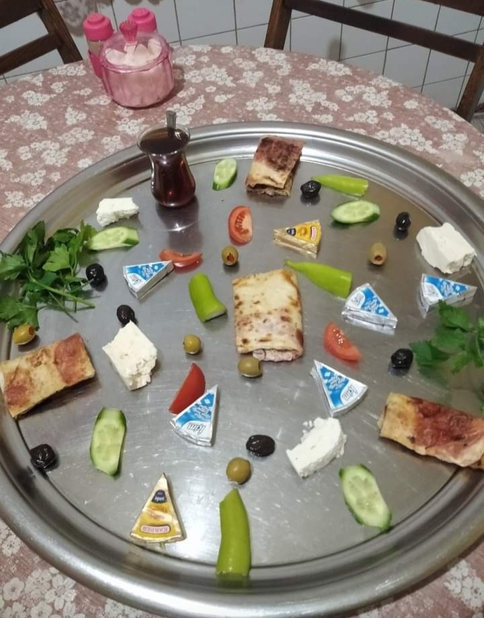 Sevdiğim adama sürpriz bir serpme kahvaltı hazırladım, nasıl olmuş? Sizce benden olur mu?