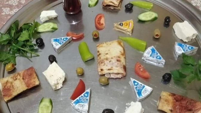 Sevdiğim adama sürpriz bir serpme kahvaltı hazırladım, nasıl olmuş? Sizce benden olur mu?