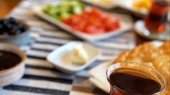 Pazar günü uykunuzun en güzel yerinde mis gibi hazırlanmış bir kahvaltı için uyandırılsanız kızar mısınız mutlu mu olursunuz?