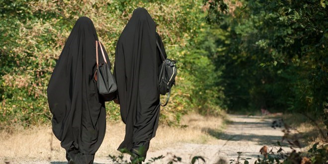 Sokakta çarşaf giyip gezen erkek avukata gözaltı. Sizce bir insan neden böyle giyinir?