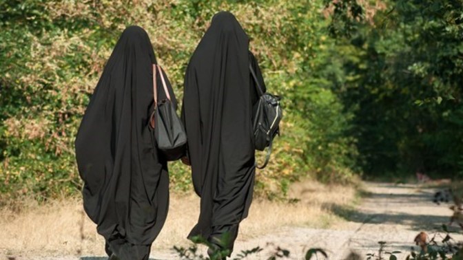 Sokakta çarşaf giyip gezen erkek avukata gözaltı. Sizce bir insan neden böyle giyinir?