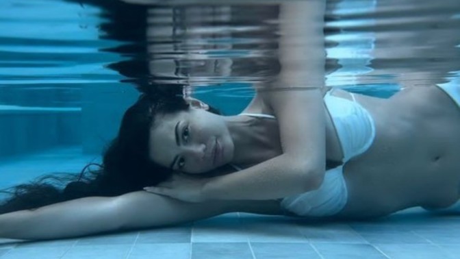 Demet Özdemir su altında poz verdi, sizce beyaz bikinisi güzel mi?