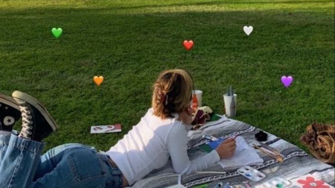 Sevgilin karşı cinsin fotoğraflarını likelayabilir mi?