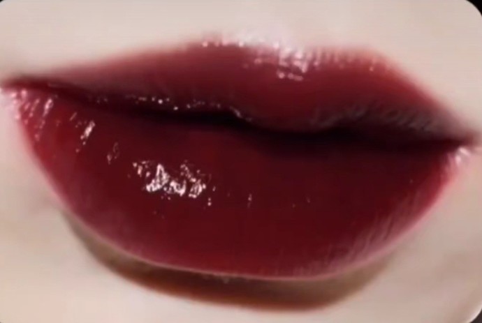 Koyu kırmızı ruj/gloss nereden bulabilirim🖤 ?