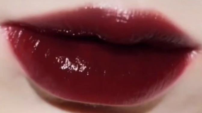 Koyu kırmızı ruj/gloss nereden bulabilirim🖤 ?