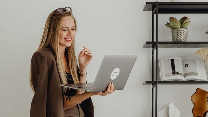 Sizce ofis için hangisi giyilir?