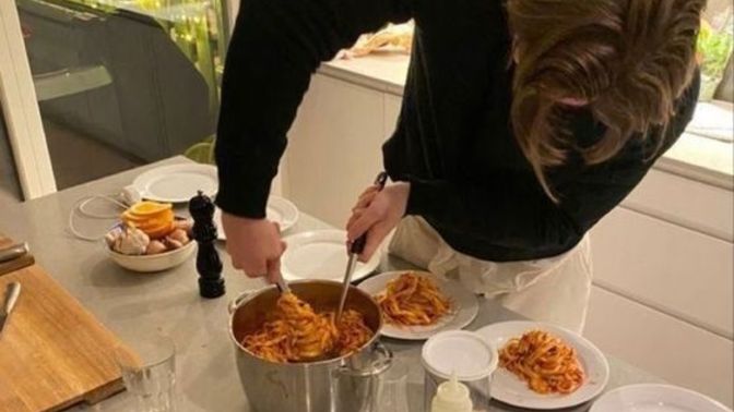 Elleriyle yemek hazırlayan sevgili mi daha samimi yoksa şık bir restorana götüren mi?