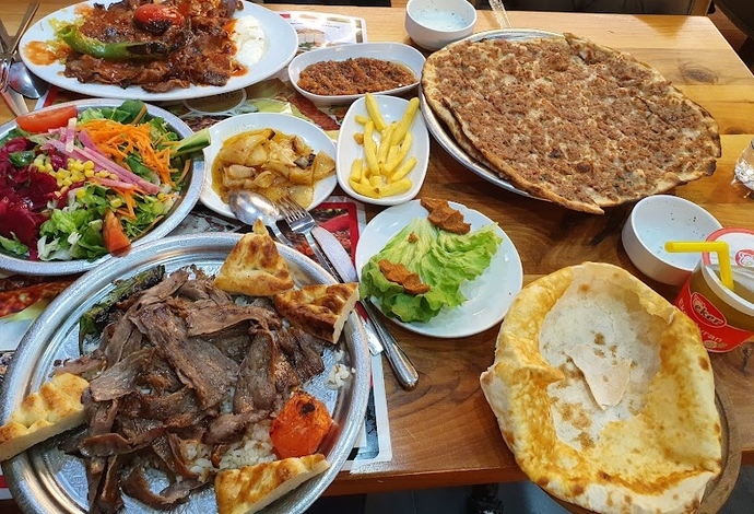 Eniştenizle yemeğe geldik. Yemeğin üstüne tatlı olarak ne yesem ya aşkolaarr😘?