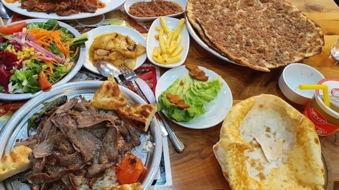 Eniştenizle yemeğe geldik. Yemeğin üstüne tatlı olarak ne yesem ya aşkolaarr😘?