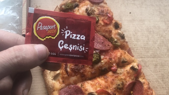 Pizzanın üstüne baharat kullanır mısın?