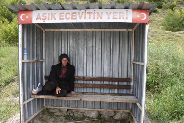 Aşık Ecevit, 24 yıldır sevdiği kadını aynı yerde bekliyor! Siz kaç senedir sevdiğinizi bekliyorsunuz?