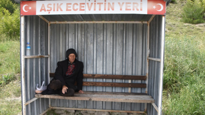 Aşık Ecevit, 24 yıldır sevdiği kadını aynı yerde bekliyor! Siz kaç senedir sevdiğinizi bekliyorsunuz?