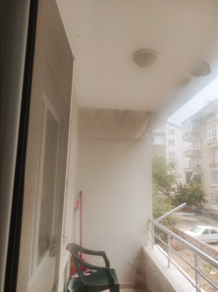 Kocam gitmeden pencereye kalp çizmişti. Hala duruyor. Böyle şeylere bakıp üzülür müsünüz hiç 🥺?