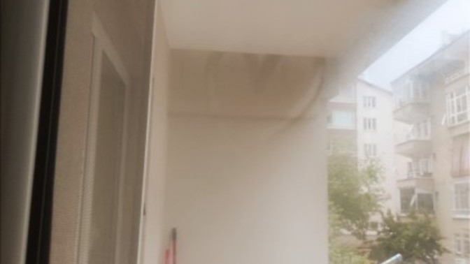 Kocam gitmeden pencereye kalp çizmişti. Hala duruyor. Böyle şeylere bakıp üzülür müsünüz hiç 🥺?