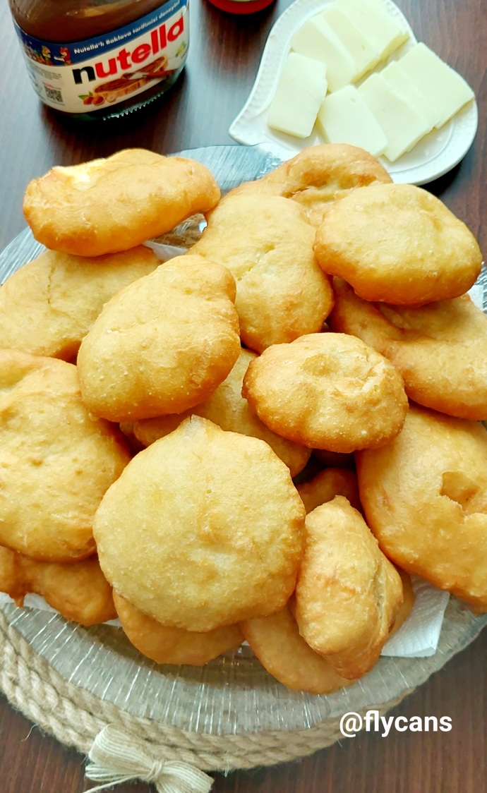 Cocukluğumuzun lezzeti pişi (hamur kızartması) sizce peynirlimi olmalı yoksa sademi olmalıdır?