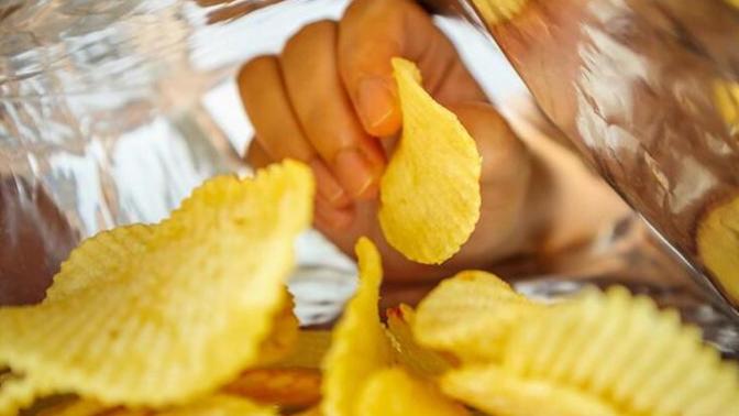 Yemeğin yanında cips yenir mi?
