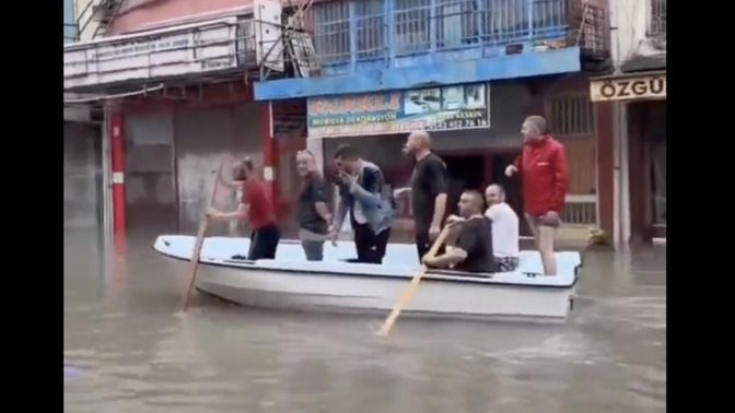 Samsun'daki sel nedeniyle işine kayıkla gidenler oldu. Sen işe gitmek için ne kadar azimlisin?