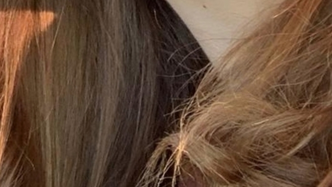Saçlarımın doğal rengi böyle ama güneşte kızıllık oluyor ondan rahatsızım saçımı koyu kumrala veya siyaha boyasam olur mu sizce?