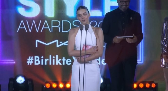 ELLEStyleAwards2023 Yılın Televizyon Yıldızı ödülünü Afra Saraçoğlu kazandı. Daha iyi yerlere gelir mi?