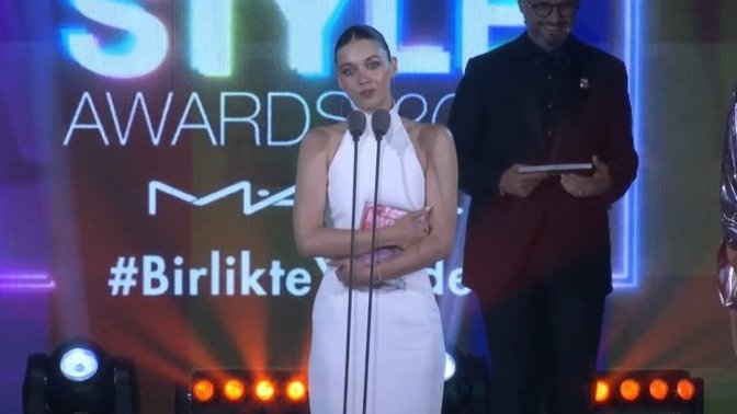 ELLEStyleAwards2023 ''Yılın Televizyon Yıldızı'' ödülünü Afra Saraçoğlu kazandı. Daha iyi yerlere gelir mi?