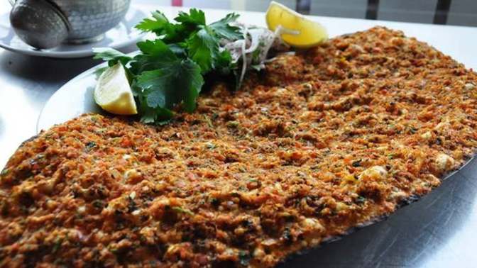 Antep lahmacunu mu yoksa Urfa lahmacunu mu seversin?