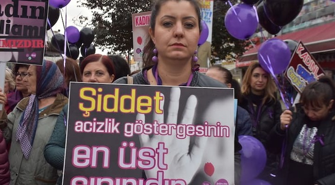 Türkiye’de halkın dörtte üçü erkeklerin eşlerini dövmesini meşru görüyor. Siz ne düşünüyorsunuz?