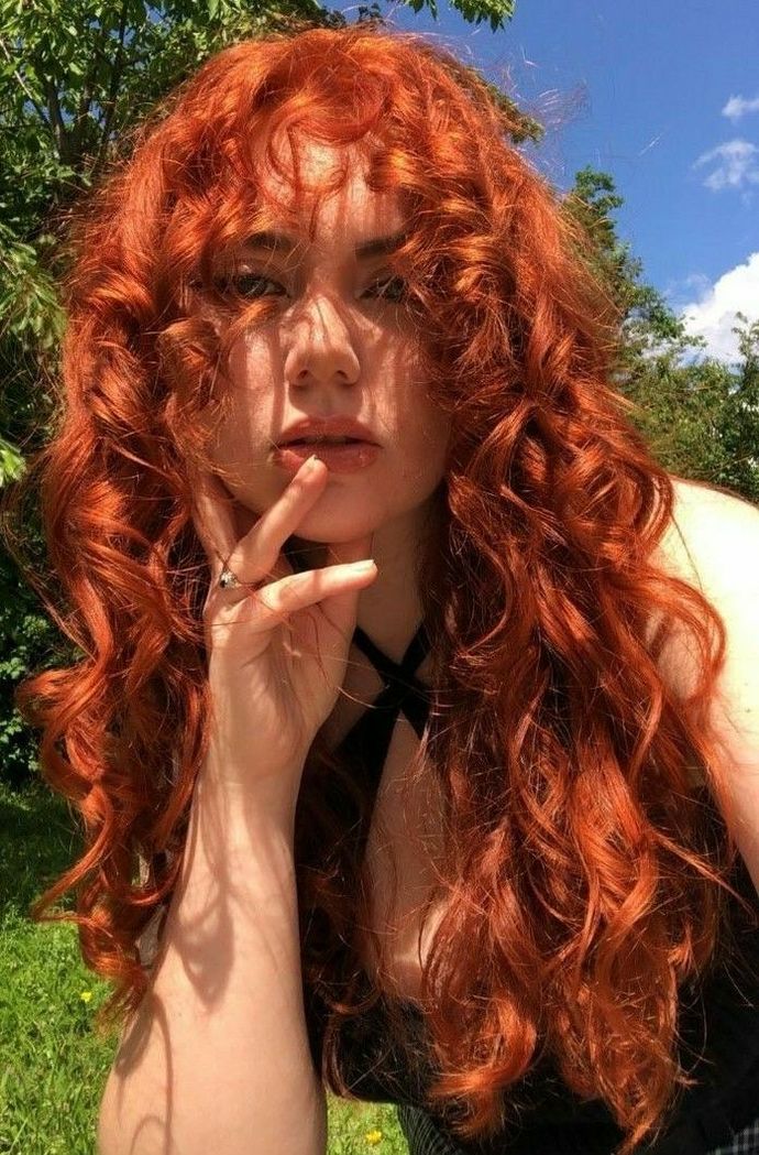 Bu kızın saç tonu kızıl veya bakırın hangi tonu? Kına ile bu tonlar olur mu?