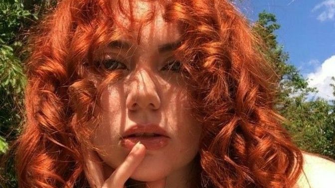 Bu kızın saç tonu kızıl veya bakırın hangi tonu? Kına ile bu tonlar olur mu?