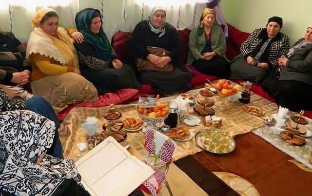 Cenaze evinde kim yemek vermeli?