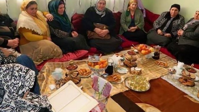 Cenaze evinde kim yemek vermeli?