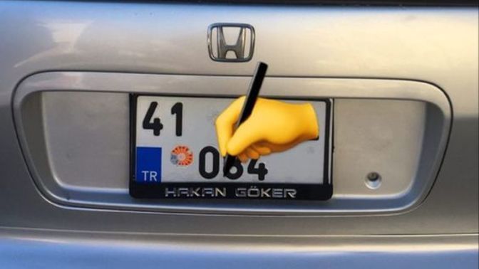 Arabasına isimli plakalık alan çocuğun gözü dışarıda mıdır?
