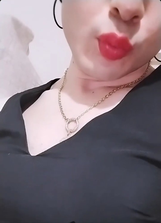 Ruj mu yoksa kalıcı ruj mu? Bir de dudak dolgusu için neler düşünüyorsunuz?