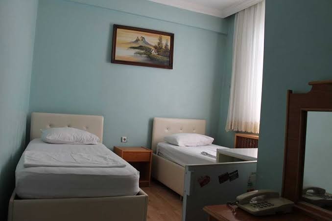 Bir kadınla bir erkek birlikte paylaşımlı odada kiralık kalabilir mi?