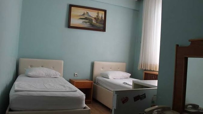 Bir kadınla bir erkek birlikte paylaşımlı odada kiralık kalabilir mi?