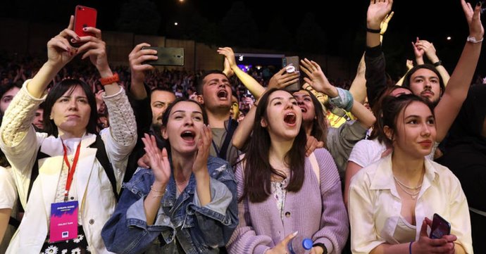 Türkiyede güzel, statülü iş mi yoksa yurt dışında statüsü daha düşük, yüksek maaşlı iş mi?