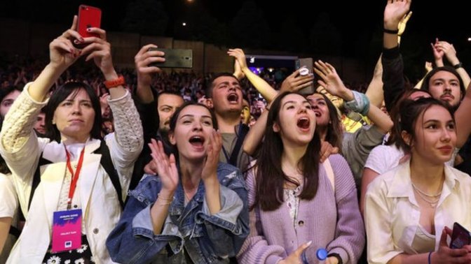 Türkiye'de güzel, statülü iş mi yoksa yurt dışında statüsü daha düşük, yüksek maaşlı iş mi?