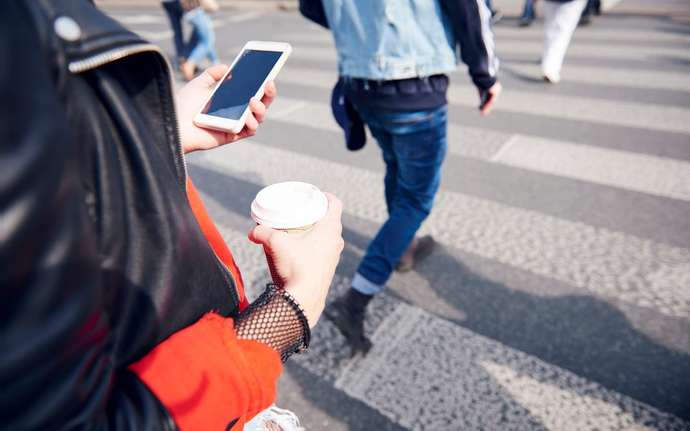 Yolda yürürken telefonuna bakar mısın?