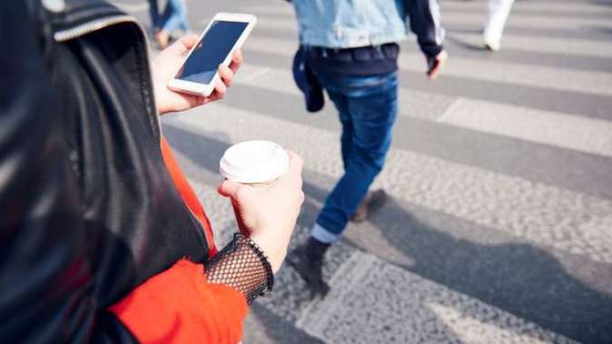 Yolda yürürken telefonuna bakar mısın?