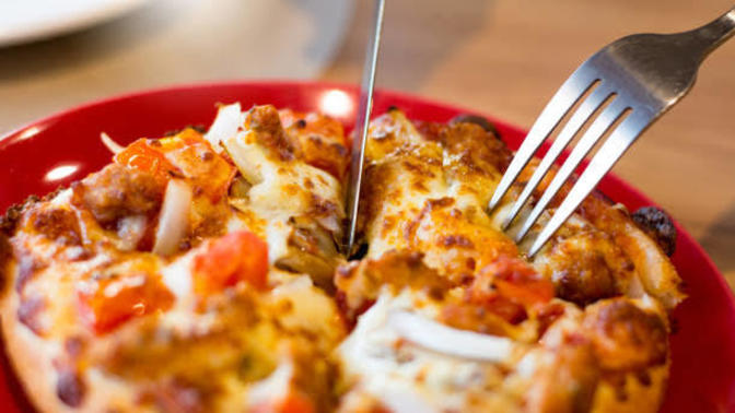 Pizzayı çatal bıçakla mı, elinizle mi yersiniz?