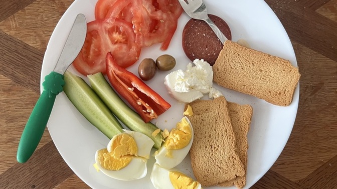 Merhaba annemle diyete başladık kahvaltı için böyle ikimize aynı tabaktan hazırladım iyi mi?