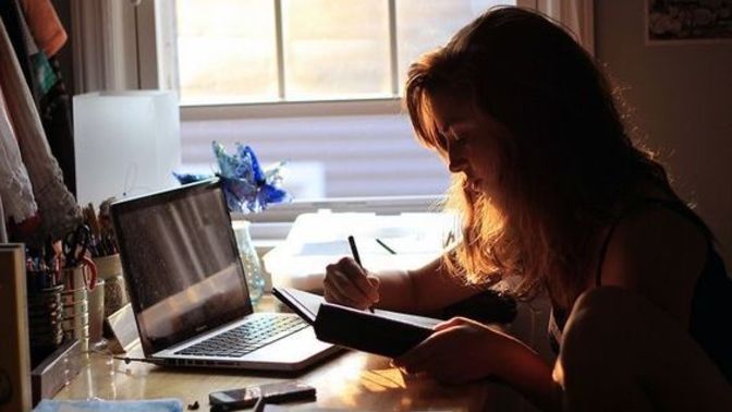 3. mezun senem olacak, her şeye geç kalmış gibi hissediyorum. Sizce de öyle mi?