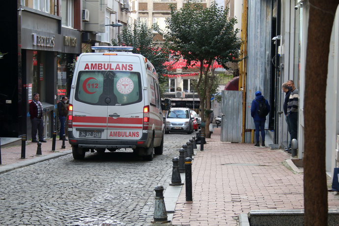 İstanbulda ambulansın önünü kesip içinde hasta var mı diye kontrol eden şahıs, bunu neden yapmış olabilir?