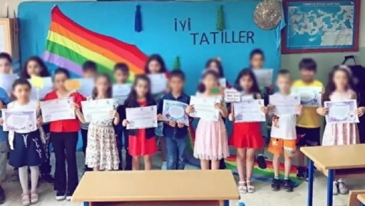 Öğrencileriyle LGBT bayrağı önünde fotoğraf çektiren öğretmen hakkında soruşturma başlatıldı! Sizce ceza verilmeli mi?