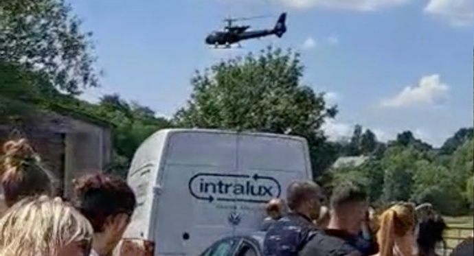 Kendi cenazesine helikopterle indi. Siz değerinizi bilmeyen aile üyelerine ders vermek için ne yapardınız?
